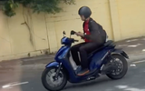 Buông 2 tay bấm điện thoại khi chạy xe máy, nam thanh niên bị tịch thu xe
