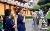 Mùa Vu lan báo hiếu: Rưng rưng đóa hoa hồng trắng trên ngực áo
