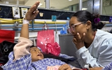 Cái kết có hậu cho bé trai 8 tuổi trèo cây thoát lũ dữ Nepal