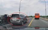 Lái ô tô đè trúng vạch vàng liền nét trên đường hai chiều, bị phạt bao nhiêu?