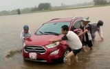 Ô tô bị lũ cuốn trôi khi băng qua vùng ngập nước ở Đà Nẵng