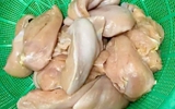 Phụ huynh Hà Nội lại phát hiện tôm ươn, thịt gà 'bốc mùi' vào bếp ăn trường học
