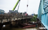 Cận cảnh khoảnh khắc cứu hộ thành công chiếc sà lan mắc kẹt ở cầu Mỹ Chánh
