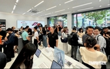 Người mua iPhone 18 ở Việt Nam nườm nượp nhận máy 