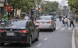 Bấm còi để giục xe phía trước chạy nhanh hơn có đúng luật?