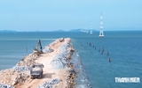 Cảng tổng hợp Hà Tiên ngày đêm thi công giữa mùa mưa