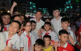 Tiền vệ Hai Long cùng hàng nghìn trẻ em vui trung thu bên vịnh Hạ Long