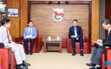 Anh Nguyễn Kim Quy tiếp xã giao đoàn bác sĩ tình nguyện của Campuchia