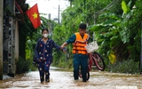 Lũ sông Buông về lúc rạng sáng, người dân vội dậy đưa xe máy khỏi rốn ngập