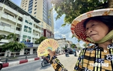 Người bán vé số dạo được giảm phí đóng khi tham gia bảo hiểm y tế gia đình