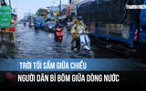 Trời tối sầm giữa chiều, TP.HCM mưa như trút: Người dân bì bõm giữa dòng nước