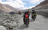 Vòng xe chậm rãi của các biker ở 'cổng trời' Khardung La