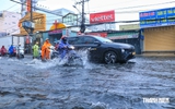 Mới chiều mà trời tối sầm, mưa lớn ở TP.HCM: Đường lớn, khu dân cư 'thành sông'