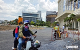Trường đại học dựng rào cản đường ven rạch Xuyên Tâm, phường yêu cầu dỡ bỏ