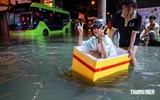 Đường Phan Huy Ích ngập sâu cả mét ở TP.HCM, nhiều người mắc kẹt tới nửa đêm