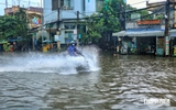 Sáng nay xuất hiện cầu vồng rồi mưa trắng trời: Khu dân cư ở TP.HCM ngập nặng
