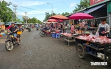 'Thị sát' chợ đầu mối ở TP.HCM: Hàng hóa bày bán giữa rác, nước thải