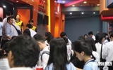 Khai giảng xong nhưng không về, cả trăm học sinh kéo nhau đi đâu?