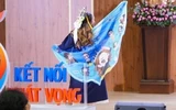 Mang hàng trăm huy chương, áo Messi lên nhận bằng tốt nghiệp: Dấu ấn riêng hay 'phông bạt'?