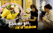 Tiệm mì gói 1K ở TP.HCM: Chỉ sáng đèn về đêm, khách nườm nượp