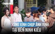 Giới trẻ xúng xính áo quần về Bến Ninh Kiều chụp ảnh đầu năm