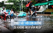 Không mưa vẫn ngập, người dân Hóc Môn chật vật qua nút giao đang thi công