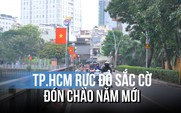 Đường phố TP.HCM 'nhuộm đỏ' cờ Tổ quốc, rực rỡ sắc hoa đón Tết