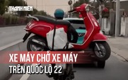 Thót tim: Ngang nhiên xe máy 'cõng' xe máy trên quốc lộ 22