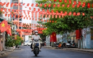Đường phố TP.HCM rực sắc cờ hoa ngày đầu kỳ nghỉ lễ 30.4 - 1.5