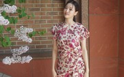 Váy hoa và bảng màu tươi sáng mang đến vẻ ngoài dịu mắt