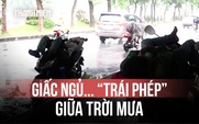 Cảnh tượng khó tin dưới gầm cầu ở TP.HCM: Người ngủ, người trú mưa sát làn xe chạy