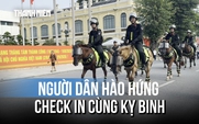 Đội nắng chờ từ 2 giờ chiều, người dân Hà Nội hào hứng ngồi lưng ngựa kỵ binh ở Hồ Gươm