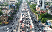 Đường phố Hà Nội ùn tắc nghiêm trọng, dòng xe nhích từng mét trên cao tốc