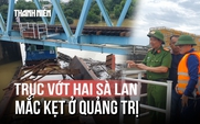 Vụ 2 sà lan mắc kẹt chân cầu Mỹ Chánh: Huy động 4 phao lớn và máy xúc trục vớt thế nào?