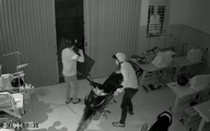 Mở cửa khi ngủ, chủ nhà bị kẻ trộm đâm suýt chết