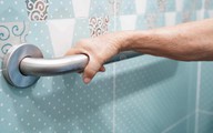 Vì sao đột quỵ dễ xảy ra trong phòng tắm, lời khuyên để ngăn chặn?