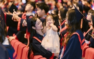 Câu chuyện cảm động về cô gái xinh đẹp bế con lên nhận bằng tốt nghiệp