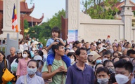 Hàng dài người xếp hàng chờ chiêm bái xá lợi Phật ở chùa Thanh Tâm