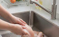 Cảnh báo: Rửa thịt gà sống sai cách có thể làm tăng nguy cơ nhiễm khuẩn