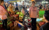 Chàng trai bốc vác quỳ gối cầu hôn bạn gái bán rau, cả chợ Bình Điền chúc mừng