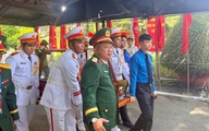 Áo xanh, nhành hoa trắng và lòng biết ơn