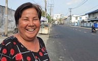 Đường đầy hố sâu hơn nửa mét ở TP.HCM được trải nhựa, người dân cúng gà ăn mừng