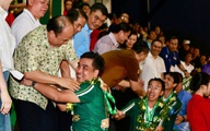 Trường Tươi Đồng Nai nhận cúp vô địch ngọt ngào, bầu Sơn xúc động ôm chặt những người hùng