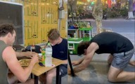 Khách Tây chắp tay cảm ơn chủ quán Việt sau bữa ăn, hôm sau còn quay lại
