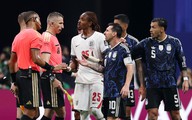 Hình ảnh không được phát trên tivi: Dàn dự bị Anh và Argentina xô xát, Messi là ‘điểm nóng’