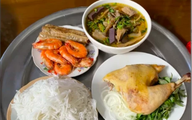 21 năm, cứ nhà có đám giỗ hàng xóm lại để phần cho con nhà đối diện