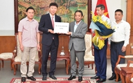Thủ tướng Lê Minh Hưng tặng quà đội tuyển Việt Nam, HLV Kim Sang-sik nói lời cảm động