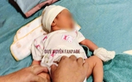 Bé gái sơ sinh bị bỏ rơi trước nhà dân, kèm lời nhắn 'mẹ là sinh viên...'