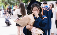 Cẩm Ly bật khóc khi được bạn trai cầu hôn ngay ngày nhận bằng thạc sĩ