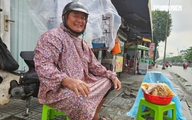 Người cha bán bánh hay nhún nhảy ở góc đường: 'Con đậu đại học là mừng dữ lắm'